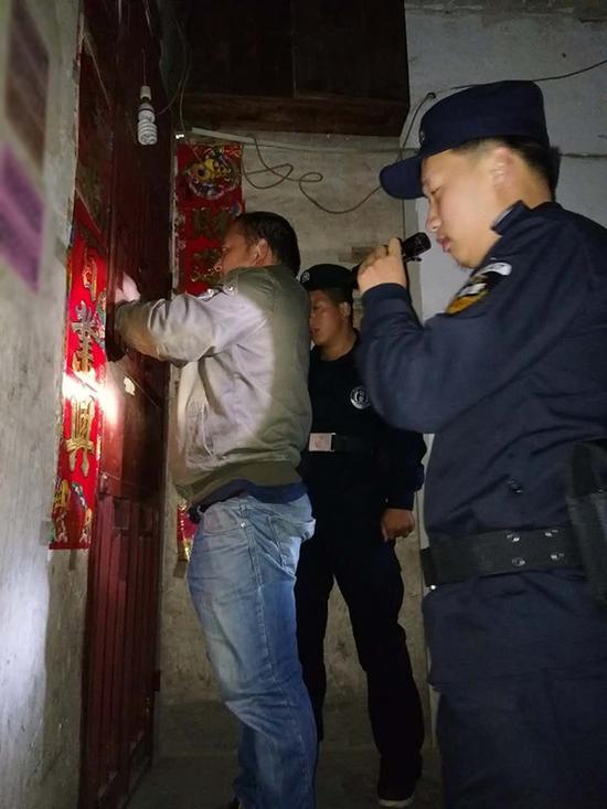 安龙6个3开锁刻章粗心妈妈误将幼女锁家中 民警全城寻开锁师傅开门