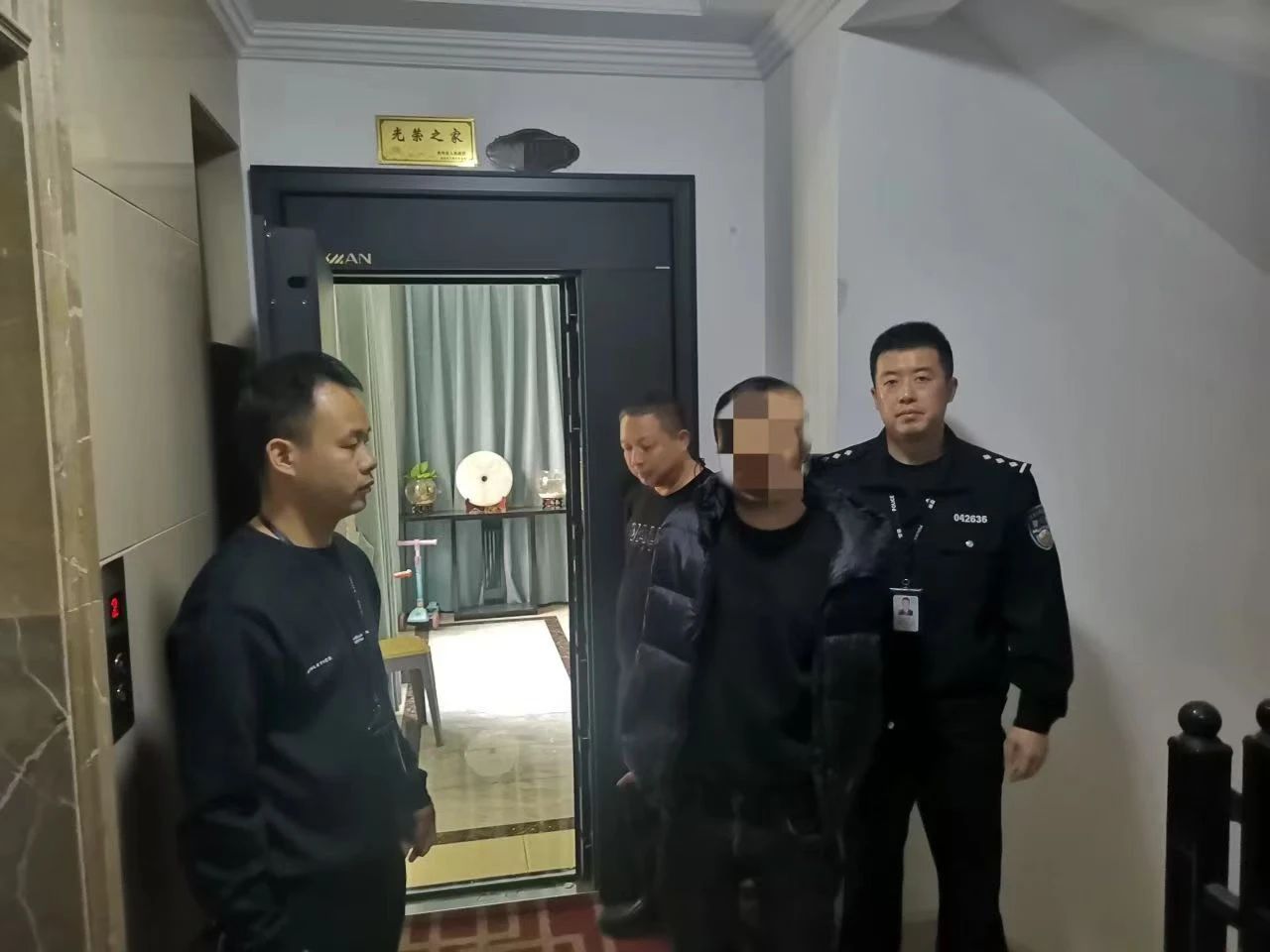 安龙6个3开锁刻章全副伪装仍被识别！双龙公安成功抓获一名撬锁盗窃嫌疑人